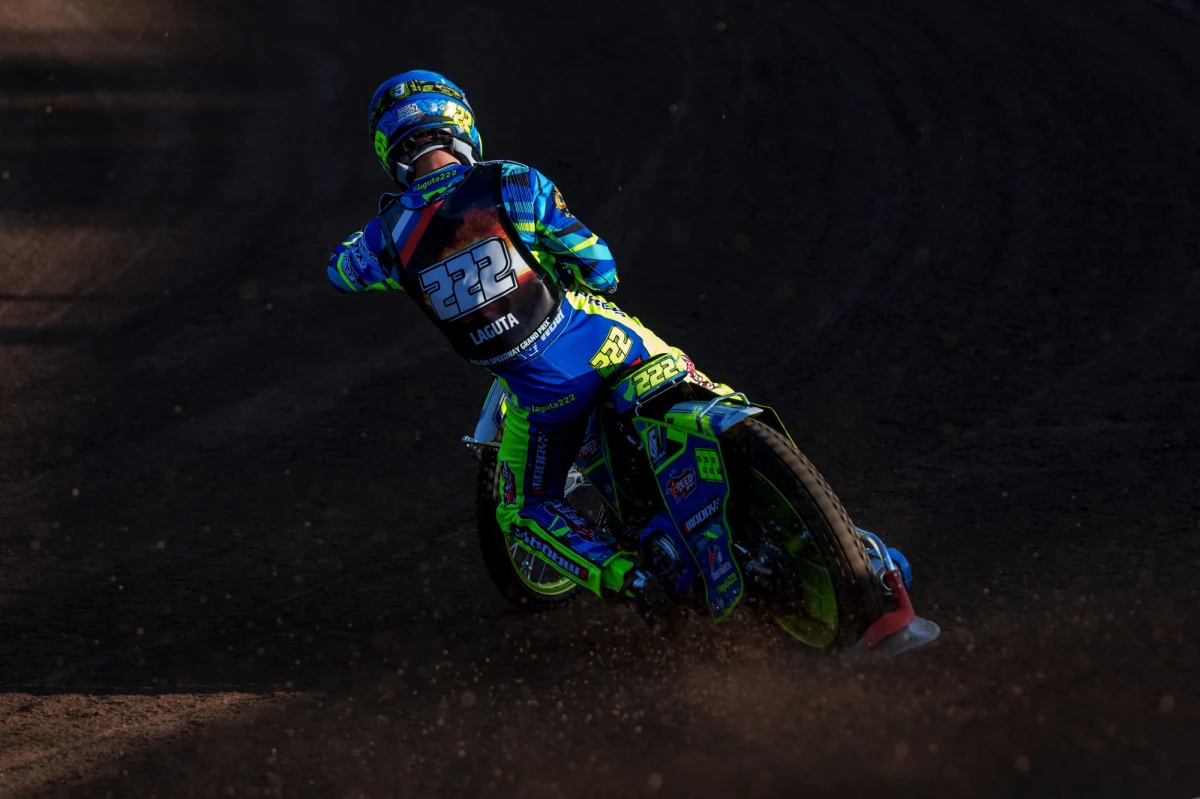 Podczas kwalifikacji do jutrzejszego Grand Prix na żużlu doszło do groźnego wypadku. W trakcie zmagań na PGE Narodowym poważny upadek zaliczył Dominik Kubera."Na pewno czeka go dłuższa przerwa, ale z pewnością nie do końca sezonu" - powiedział trener Kubery.