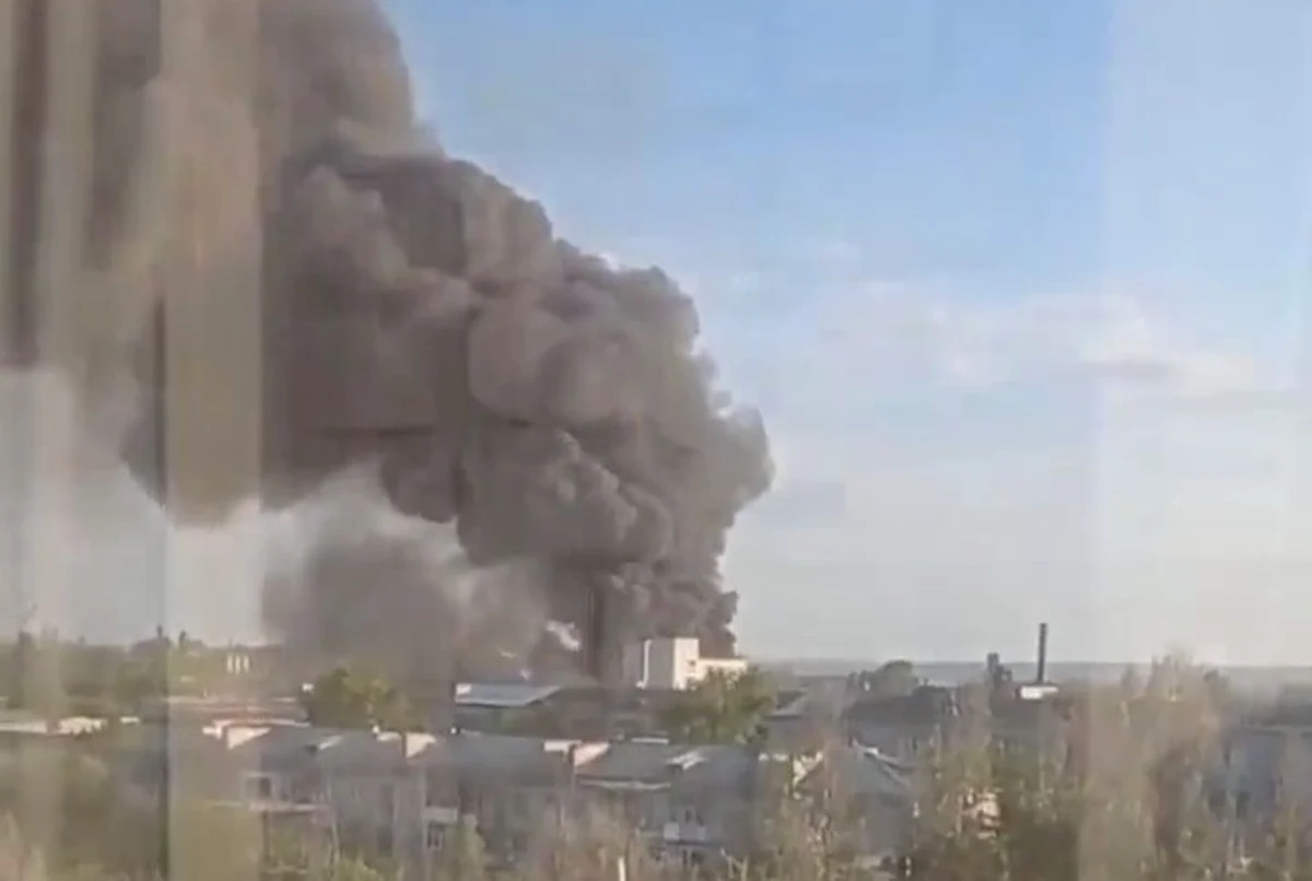 W okupowanym przez Rosjan Ługańsku we wschodniej Ukrainie doszło w piątek do dwóch potężnych eksplozji. Celem był duży kompleks przemysłowy. W mediach społecznościowych pojawiają się spekulacje, że Ukraińcy mogli po raz pierwszy użyć przekazanych przez Wielką Brytanię pocisków manewrujących Storm Shadow.