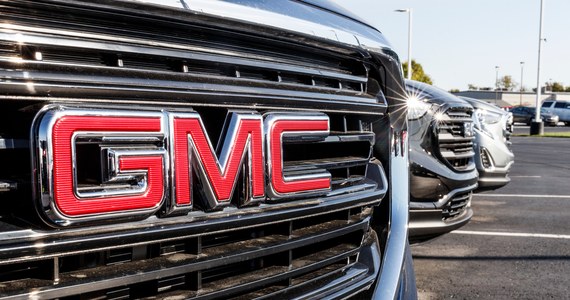 Amerykański producent samochodów General Motors poinformował w piątek, że wycofa z rynku prawie milion pojazdów w Stanach Zjednoczonych, gdyż napełniacz poduszki powietrznej kierowcy może ulec eksplozji podczas użycia.
