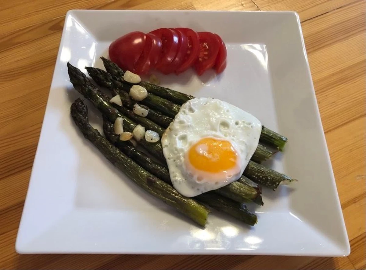 ​Jasnozielone o najdelikatniejszym smaku, idealne dla początkujących. Najbardziej popularne - zielone i białe. Wreszcie fioletowe, najbardziej intensywne. Mowa oczywiście o szparagach! Sezon na polskie szparagi już trwa i to najlepszy czas na zajadanie się tymi zdrowymi warzywami.