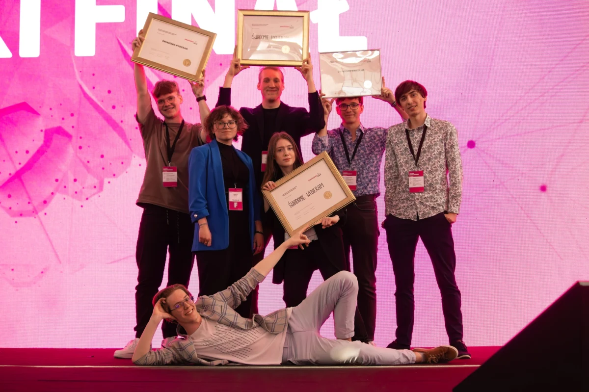 Grupa poznańskich licealistów zdobyła wszystkie nagrody główne w tegorocznej edycji olimpiady "Zwolnieni z Teorii". Uczniowie przygotowali specjalną wyszukiwarkę szkół, która ma w przyszłości pomóc ósmoklasistom w wyborze szkoły średniej.