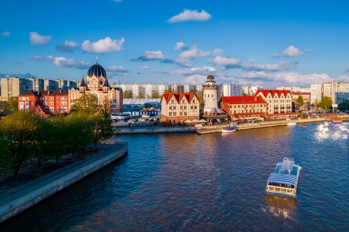 Olsztyński oddział Generalnej Dyrekcji Dróg Krajowych i Autostrad zaczął inwentaryzację tablic drogowych, na których pojawia się nazwa Kaliningrad. Zostaną one zastąpione przez te z napisem Królewiec. Rosyjskie władze zareagowały na to z wściekłością. "Region jest bardzo izolowany, cierpi z powodu sankcji. Ta swoboda podróżowania po Europie, której doświadczali mieszkańcy obwodu królewieckiego, jest czymś, co należy do przyszłości”- mówiła w Radiu RMF24 Paulina Siegień, autorka książki "Miasto Bajka. Wiele historii Kaliningradu".