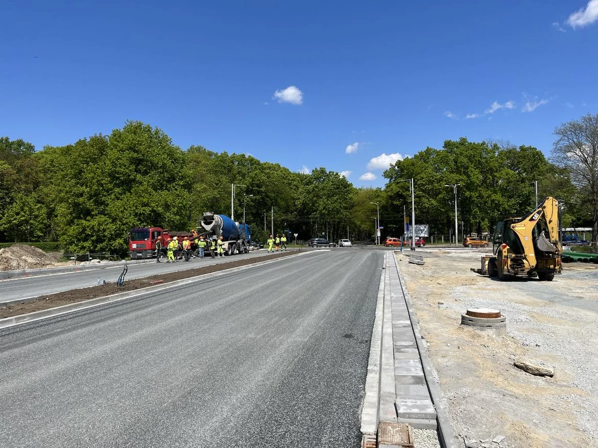 Duże zmiany dla zmotoryzowanych we Wrocławiu. Zaczną obowiązywać już najbliższej nocy. Zamknięte zostanie skrzyżowanie ulicy Mickiewicza z aleją Paderewskiego. Kierowcy pojadą już za to fragmentem budowanej Alei Wielkiej Wyspy.