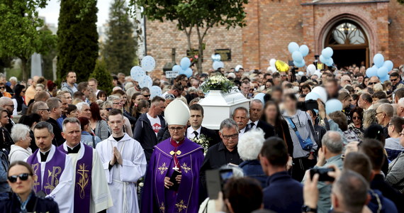 Członkowie rodziny i tłumy mieszkańców pożegnały w sobotę w Częstochowie (Śląskie) ośmioletniego Kamilka, który zmarł przed kilkoma dniami w szpitalu na skutek ciężkich obrażeń zadanych przez ojczyma.