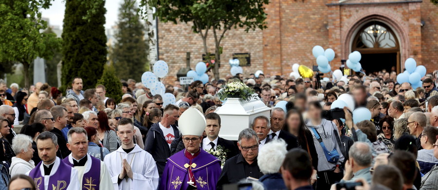 Członkowie rodziny i tłumy mieszkańców pożegnały w sobotę w Częstochowie (Śląskie) ośmioletniego Kamilka, który zmarł przed kilkoma dniami w szpitalu na skutek ciężkich obrażeń zadanych przez ojczyma.