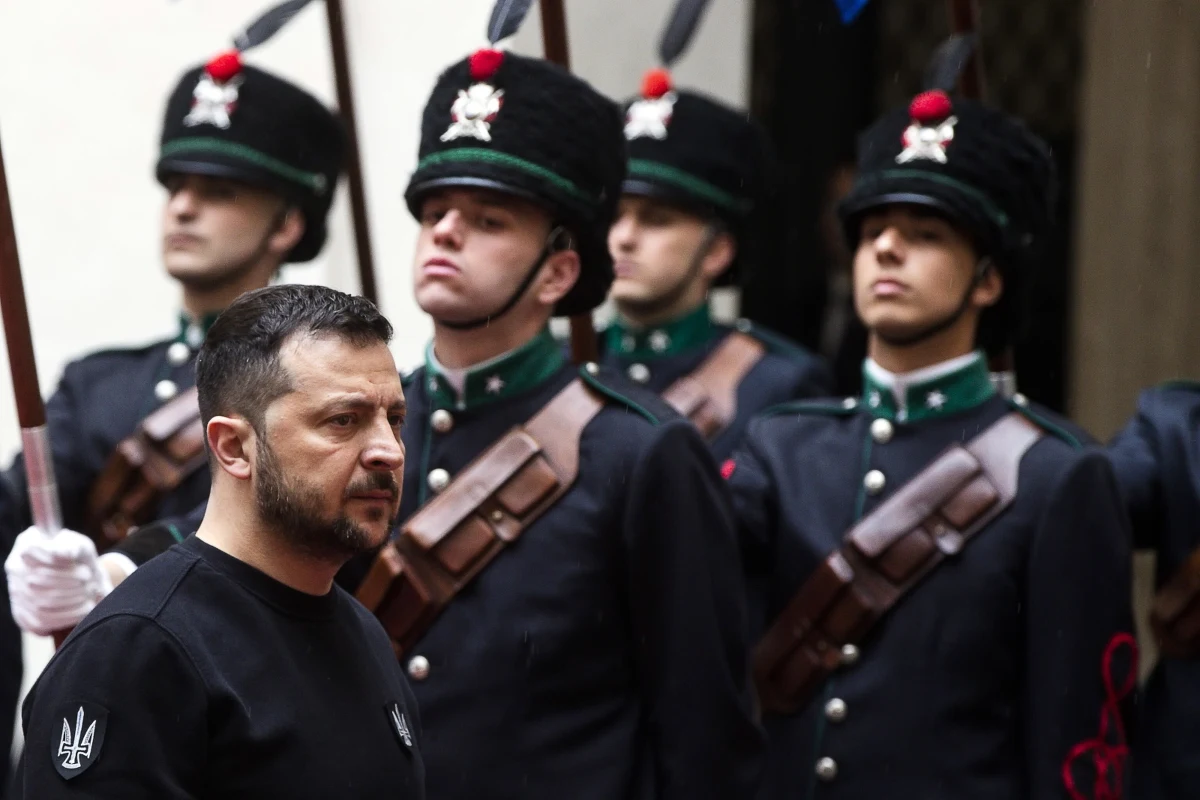 "Naszym zwycięstwem jest pokój" - powiedział w sobotę przywódca Ukrainy Wołodymyr Zełenski podczas spotkania z prezydentem Włoch Sergio Mattarellą w Rzymie. Cytowany przez włoskie media zastrzegł zarazem, że pokój musi przewidywać sprawiedliwość na całym terytorium Ukrainy. Prezydent Włoch powiedział Zełenskiemu, że pokój nie może być "kapitulacją".