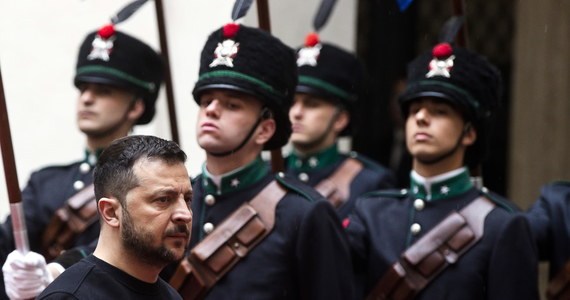 "Naszym zwycięstwem jest pokój" - powiedział w sobotę przywódca Ukrainy Wołodymyr Zełenski podczas spotkania z prezydentem Włoch Sergio Mattarellą w Rzymie. Cytowany przez włoskie media zastrzegł zarazem, że pokój musi przewidywać sprawiedliwość na całym terytorium Ukrainy. Prezydent Włoch powiedział Zełenskiemu, że pokój nie może być "kapitulacją".