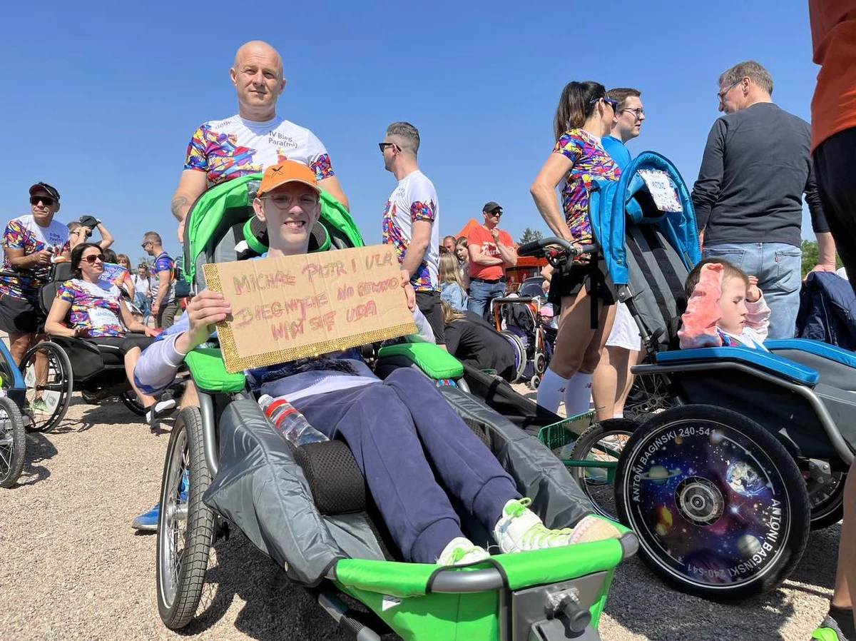 Wyjątkowy bieg zorganizowano dziś we Wrocławiu. To Bieg Parami. Na starcie obok Hali Stulecia pojawiły się niepełnosprawne dzieci w wózkach i pchający je rodzice lub opiekunowie. Przygotowano dla nich 10-kilometrową trasę. Nie chodziło o rywalizację. Najważniejsza była dobra zabawa.