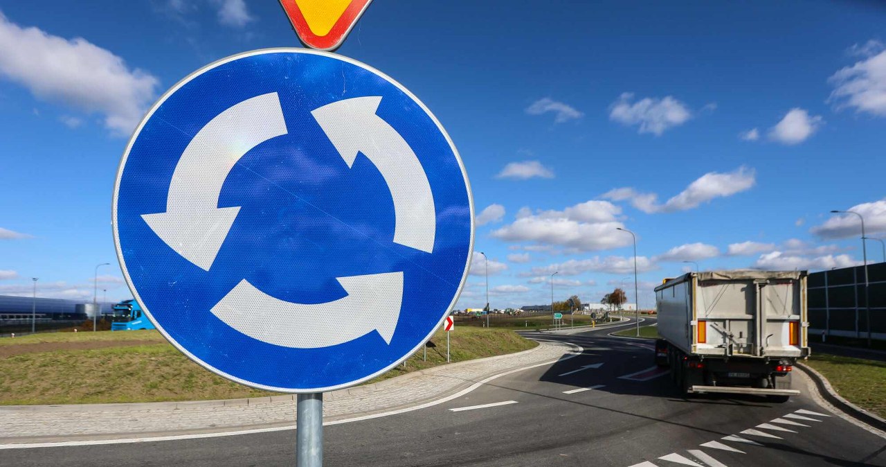 Czy można zjeżdżać z ronda lewym pasem? Przepis jest jasny