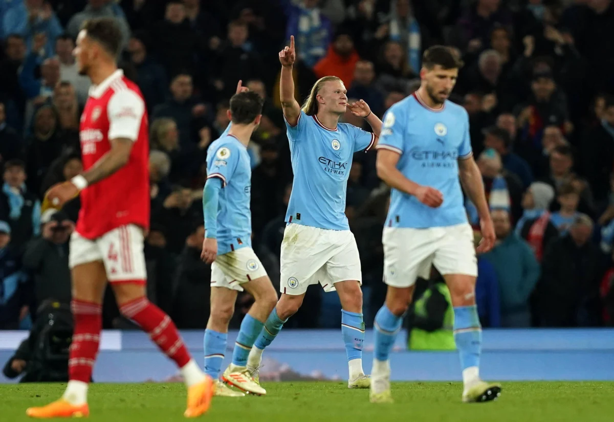 Walka o triumf w Premier League wciąż trwa. W grze o stawkę pozostaje Manchester City oraz Arsenal Londyn. W niedzielę piłkarze Pepa Guardioli zagrają z Evertonem, natomiast Arsenal podejmie Brighton.
