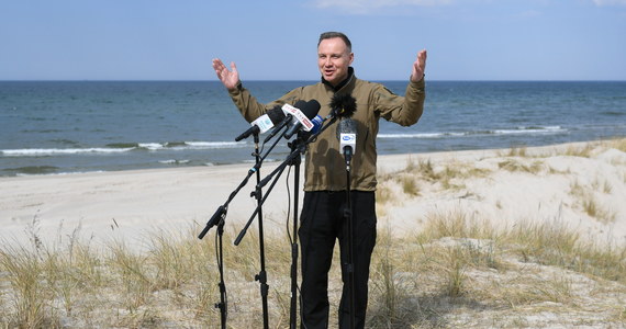 "Wyciągamy wnioski ze wszystkich zdarzeń, które mają miejsce. One są dla nas nowe" - powiedział prezydent Andrzej Duda w Ustce, skąd obserwuje natowskie ćwiczenia "Anakonda-23". Dziś Andrzej Duda zapowiedział, że na poniedziałek ma "wstępnie umówioną rozmowę z sekretarzem generalnym NATO". Na razie prezydent nie podjął decyzji o dymisjach w związku z incydentem z rosyjską rakietą, która spadła pod Bydgoszczą i przeleżała w lesie kilka miesięcy.