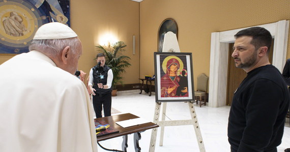 Papież Franciszek przyjął w sobotę prezydenta Ukrainy Wołodymyra Zełenskiego w sali przy watykańskiej Auli Pawła VI. "Dziękuję za tę wizytę" - powiedział papież ukraińskiemu przywódcy w nagraniu z pierwszych chwil audiencji. "To wielki zaszczyt" - odpowiedział Zełenski. Wręczył papieżowi wizerunek Matki Bożej namalowany na kamizelce kuloodpornej.