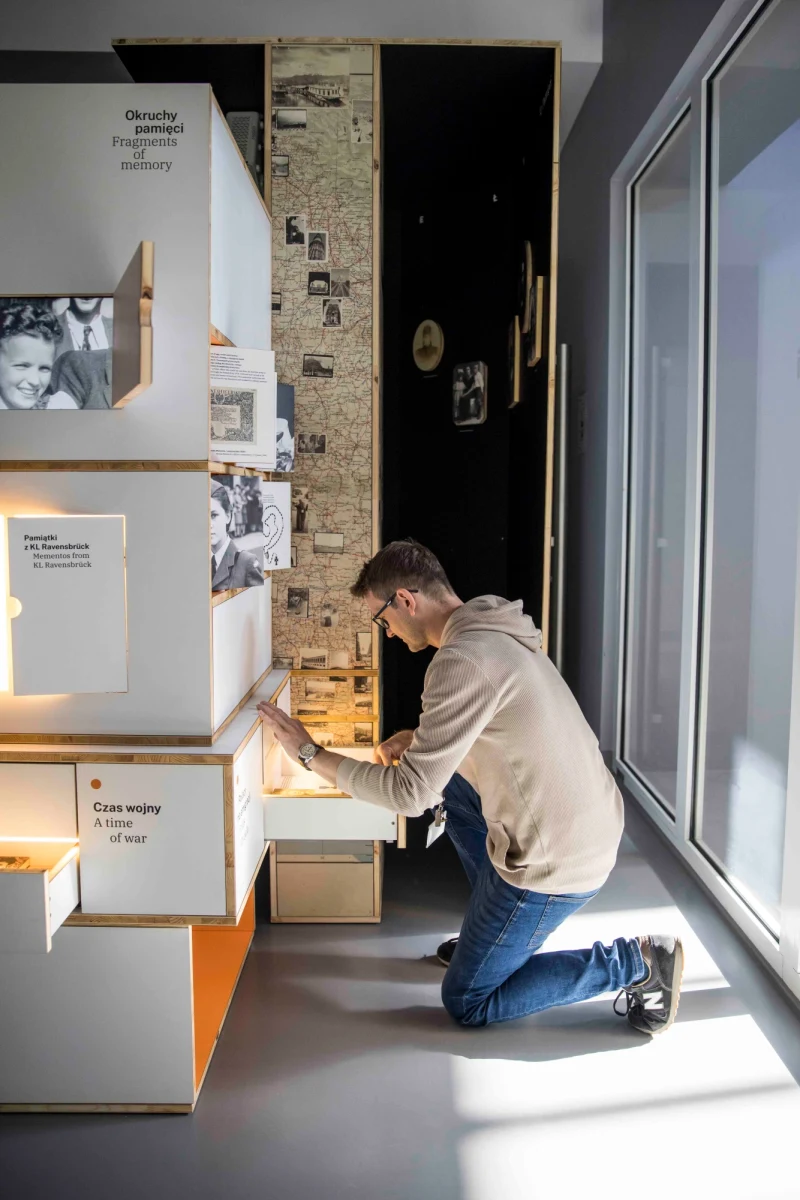 Archiwum IPN przy ul. Kłobuckiej 21 w Warszawie - adres brzmi sucho, urzędniczo, abstrakcyjnie. Nie oszukujmy się, podobnie jest z naszą historią pisaną niewiele mówiącymi dzisiaj datami. Kolekcja cyfr, ukłądających się w lata, miesiące i dni, po których zostało tyle, co z niegdysieszych śniegów. Nawet jeśli to nie biel, która dawno stopniała, a czarny druk jak stado kruków na białych kartach, to w nic sensownego to się czesto nam już nie układa. Chaos książkowych skrzydełek, szum informacyjny niczym łopot obcego ptactwa. Jednak może dość tych metafor. Czas na konkrety.                