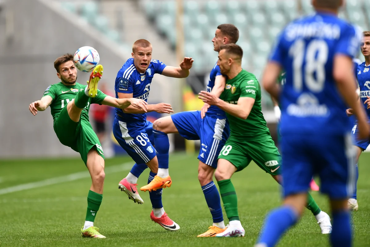 Śląsk Wrocław pozostaje w walce o utrzymanie w piłkarskiej Ekstraklasie! Ekipa Jacka Magiery pokonała dziś Wisłę Płock 3:1. Dzięki temu zachowała szanse na utrzymanie się w elicie. Dla drużyny z Wrocławia było to pierwsze ligowe zwycięstwo od lutego!
