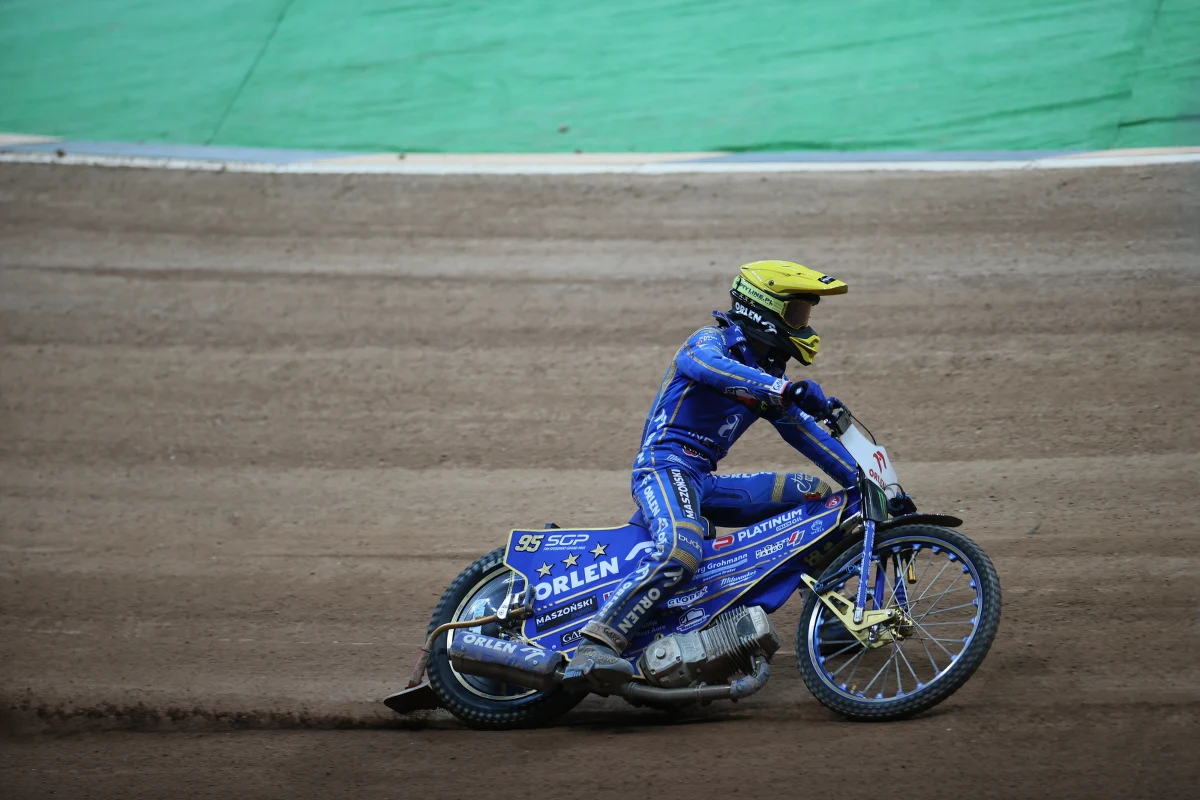 Bartosz Zmarzlik zajął trzecie miejsce w turnieju Grand Prix na Stadionie Narodowym w Warszawie, drugiej eliminacji mistrzostw świata na żużlu. Wygrał Szwed Fredrik Lindgren, a drugi był Australijczyk Jack Holder.