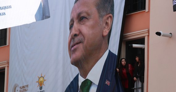 W niedzielę w Turcji odbywają się połączone wybory prezydenckie i parlamentarne. Lokale wyborcze zostaną otwarte o godz.8.00 czasu lokalnego (7.00 w Polsce). Trzech kandydatów konkuruje o stanowisko głowy państwa, trzy koalicje wyborcze ubiegają się o 600 miejsc w Wielkim Zgromadzeniu Narodowym Turcji.
