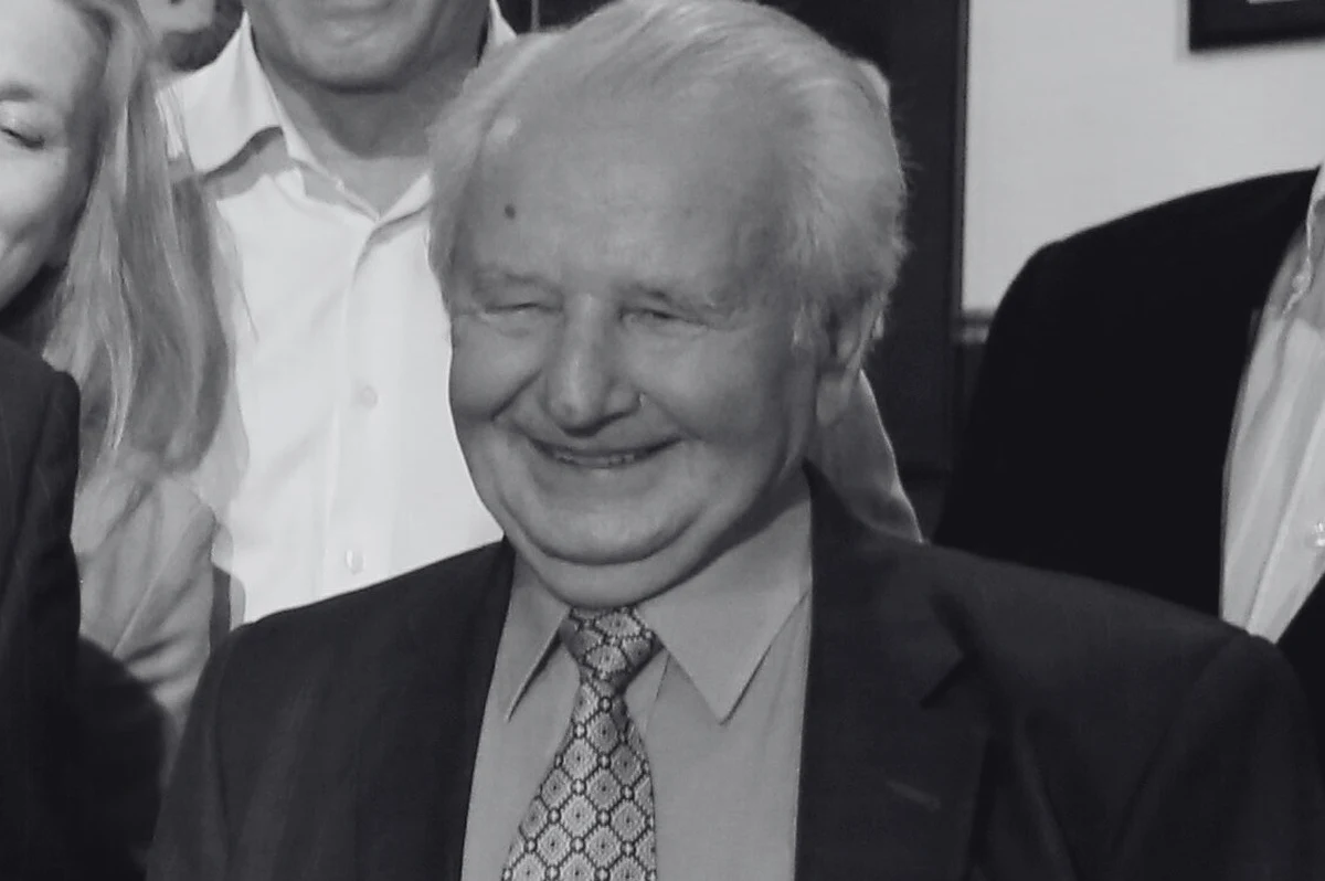 Nie żyje aktor Wincenty Grabarczyk. O jego śmierci poinformował w sobotę warszawski Teatr Kwadrat. "Drodzy Widzowie, drodzy Przyjaciele z ogromnym smutkiem i żalem pragniemy Was poinformować, że minionej nocy odszedł od nas, nasz serdeczny kolega i wspaniały aktor" - czytamy na stronie sceny.