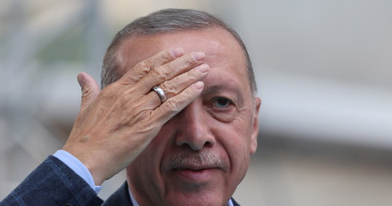 Zarząd Twittera poinformował, że od piątku blokuje w Turcji część postów w związku z niedzielnymi wyborami. Zdaniem krytyków firmy ustąpiła ona pod presją tureckiego prezydenta Recepa Tayyipa Erdogana, który walczy o reelekcję i stara się blokować media społecznościowe - podaje "Washington Post".