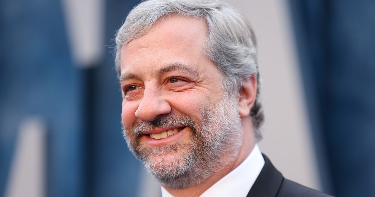 Kiepskie prognozy dla miłośników filmów i seriali ma Judd Apatow, twórca "40-letniego prawiczka" i "Wpadki". Jego zdaniem nie należy liczyć na rychłe zakończenie trwającego od początku maja strajku amerykańskich scenarzystów. Według niego głównym powodem takiego stanu rzeczy jest niechęć dużych studiów filmowych i serwisów streamingowych do rozwiązania problemów sygnalizowanych przez scenarzystów. "Prawdopodobnie planowali to od lat" - ocenia Apatow