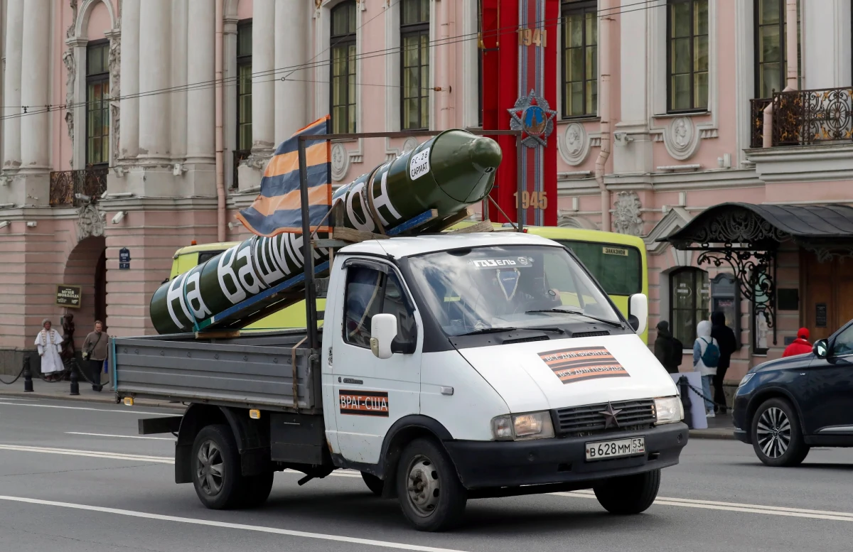 Rosyjskie siły inwazyjne na Ukrainie zmieniły się z armii zawodowej, wyposażonej w miarę nowoczesny sprzęt i prowadzącej złożone ćwiczenia, w oddziały zmobilizowanych rezerwistów po podstawowym przeszkoleniu z przestarzałym sprzętem - oceniło w niedzielę brytyjskie ministerstwo obrony.