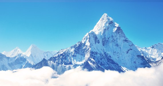 Nepalczyk Pasang Dawa Sherpa już 26. raz zdobył najwyższy szczyt ziemii - Mount Everest (8848 m). Tym samym wyrównał rekord swojego rodaka Kami Rity Sherpy, który dokonał tego jako pierwszy człowiek w historii.
