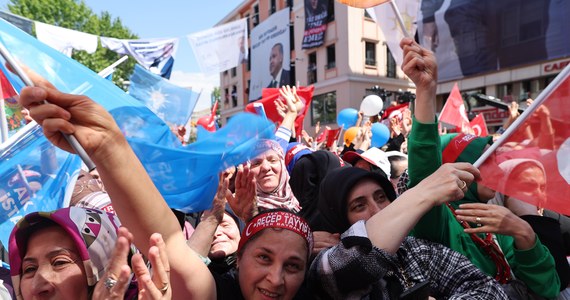 "Ostatnie sondaże ośrodka Konda (...) pokazują, że 49 proc. poparcia ma Kemal Kılıçdaroglu, ponad 43 proc. chce głosować na Recepa Tayyipa Erdogana" - zwróciła uwagę Aleksandra Maria Spancerska, analityczka Polskiego Instytutu Spraw Międzynarodowych, która obserwuje na miejscu wybory w Turcji, która gościła w programie Krzysztofa Urbaniaka w radiu RMF24.