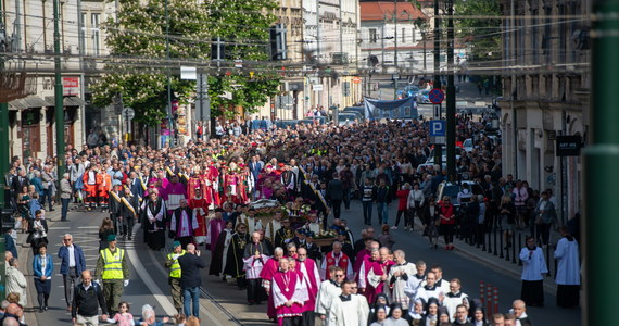 Warto zapoznawać się ciągle na nowo z niezmienną prawdą, że porządek Kościoła i porządek świata są odmienne, ale powinny kierować się razem do wspólnego dobra - mówił bp Jan Kopiec w trakcie uroczystości ku czci św. Stanisława na Skałce w Krakowie.