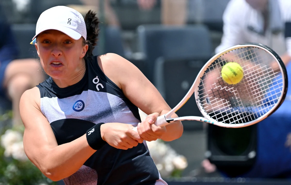 Iga Świątek wygrała 12 gemów z rzędu i pokonała Ukrainkę Łesię Curenko 6:2, 6:0, awansując do czwartej turnieju WTA 1000 na kortach ziemnych w Rzymie. 