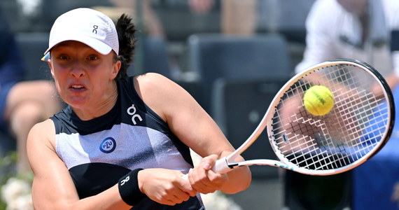 Iga Świątek wygrała 12 gemów z rzędu i pokonała Ukrainkę Łesię Curenko 6:2, 6:0, awansując do czwartej turnieju WTA 1000 na kortach ziemnych w Rzymie. 