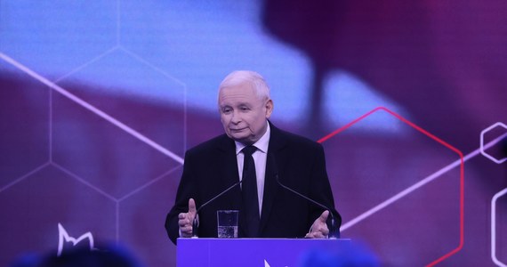 Od nowego roku świadczenie wychowawcze 500 plus zostanie zwiększone do 800 plus - zadeklarował prezes PiS Jarosław Kaczyński podczas konwencji "Programowy Ul Prawa i Sprawiedliwości”. Zapowiedział również bezpłatne leki od 65. roku życia oraz dla dzieci i młodzieży do 18. roku życia. Kaczyński obiecał też zniesienie opłat za autostrady. 