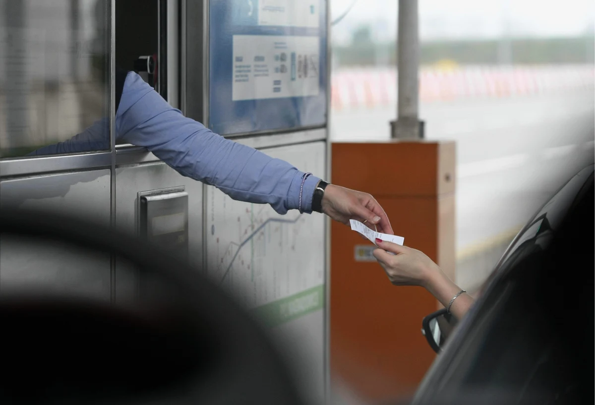 Zniesienie opłat za przejazd autostradami to jedna z obietnic, które padły dziś na konwencji Prawa i Sprawiedliwości. Lider ugrupowania Jarosław Kaczyński nie wyjaśnił, w jaki sposób chce sfinansować jej realizację. Do sprawy odniósł się na Twitterze minister cyfryzacji Janusz Cieszyński, który wskazał, skąd m.in. mają pochodzić pieniądze na ten cel. 