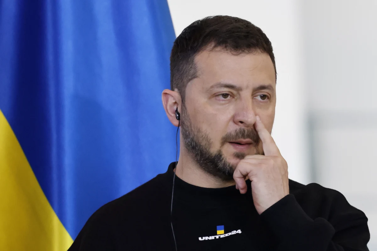 Prezydent Ukrainy Wołodymyr Zełenski przyleciał do Francji. Wylądował na lotnisku Velizy-Villacoublay w regionie stołecznym Ile-de-France, gdzie powitały go premier Elisabeth Borne i minister spraw zagranicznych Catherine Colonna.