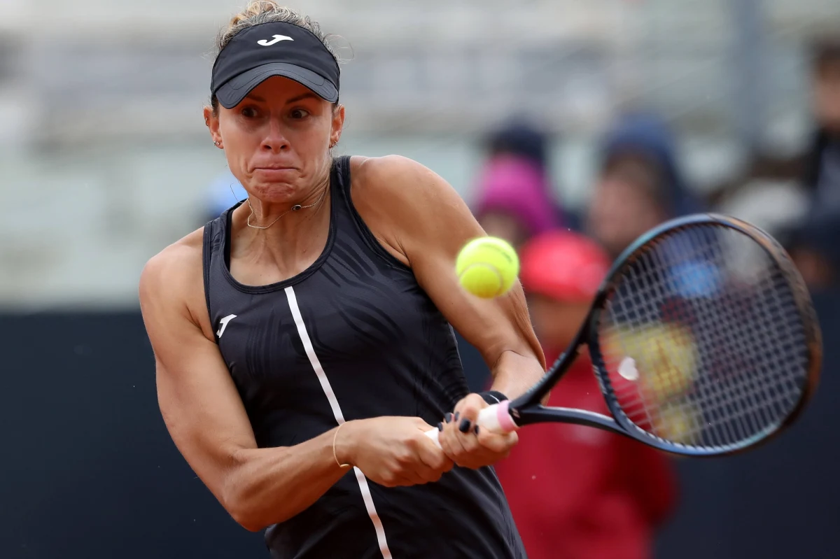 Magda Linette i Czeszka Marketa Vondrousova pokonały siostry Hao-Ching Chan i Latishę Chan z Tajwanu 7:6 (9-7), 4:6, 12-10 i awansowały do drugiej rundy tenisowego turnieju WTA 1000 na kortach ziemnych w Rzymie.