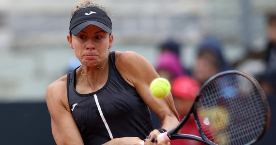 Magda Linette i Czeszka Marketa Vondrousova pokonały siostry Hao-Ching Chan i Latishę Chan z Tajwanu 7:6 (9-7), 4:6, 12-10 i awansowały do drugiej rundy tenisowego turnieju WTA 1000 na kortach ziemnych w Rzymie.