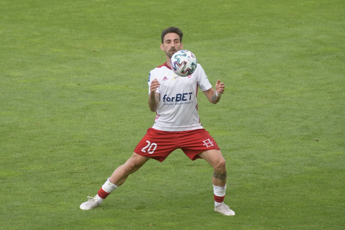 ŁKS Łódź sensacyjnie przegrał z ostatnią drużyną piłkarskiej Fortuny 1.Ligi - Sandecją Nowy Sącz 0:1. Bramką, która dała zwycięstwo drużynie z Nowego Sącza, był... gol samobójczy.
