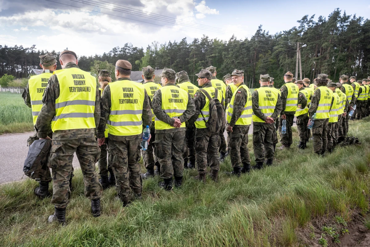 Pod Szczecinkiem na prywatnej posesji znaleziono fragmenty obiektu, który może przypominać balon, jaki przyleciał do Polski z kierunku Białorusi - dowiedzieli się nieoficjalnie reporterzy RMF FM. Szukali go od soboty żołnierze Wojsk Obrony Terytorialnej. 
