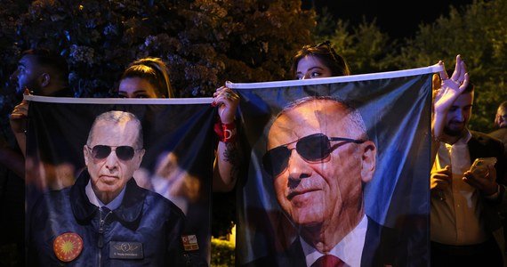 Tysiące ludzi zgromadziły się w Ankarze przed siedzibą Partii Sprawiedliwości i Rozwoju prezydenta Turcji Recepa Tayyipa Erdogana oczekując na wyniki wyborów prezydenckich i parlamentarnych. Według ostatnich informacji przekazanych przez Wysoką Komisję Wyborczą (YSK) 49,5 proc. poparcia w wyborach prezydenckich w Turcji uzyskał obecny szef państwa Recep Tayyip Erdogan; jego konkurent – wspierany przez większość opozycji Kemal Kilicdaroglu – uzyskał 45 proc. głosów. Zliczono 92 procent oddanych głosów.