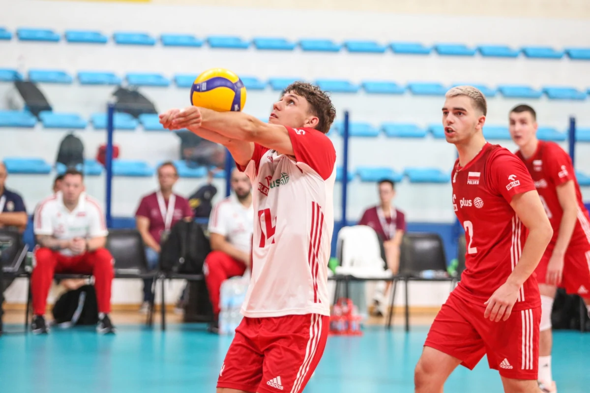 Jeszcze niedawno rozwijał swój talent siatkarski jako junior w SMS Spała. W mijającym sezonie trafił do Olsztyna, gdzie gra już jako senior. Teraz wrócił do Spały, ale w zupełnie innej roli. Kuba Hawryluk został powołany przez Nikolę Grbicia do siatkarskiej reprezentacji Polski. Młody człowiek, który ma już na koncie mistrzostwo świata kadetów, musi teraz dokonać trudnej sztuki i wpasować się w pełną gwiazd kadrę, której część zawodników to przecież mistrzowie świata. O wejściu młodego człowieka w świat wielkich gwiazd z Kubą Hawrylukiem rozmawiał Paweł Pawłowski.