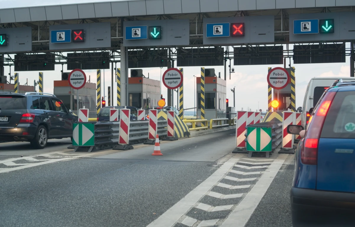 Darmowe autostrady dla samochodów osobowych - taka deklaracja padła podczas wczorajszej konwencji PiS z ust prezesa partii Jarosława Kaczyńskiego. Jak zmusić prywatnych operatorów autostrad do zniesienia opłat? Na to pytanie w trakcie weekendowej konwencji politycy PiS nie chcieli odpowiadać. Jak zauważa dziennikarz RMF FM Krzysztof Berenda, jedynym pomysłem mogą być prośby i groźby. Innego wyjścia bowiem nie ma. 