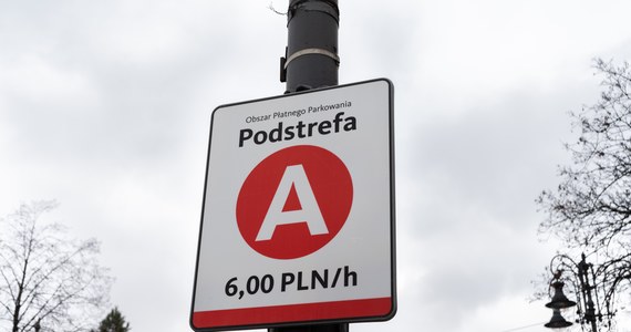 Od dziś zmiany w strefie płatnego parkowania w Krakowie. Dotyczą one przede wszystkim oznaczeń podstref parkowania.