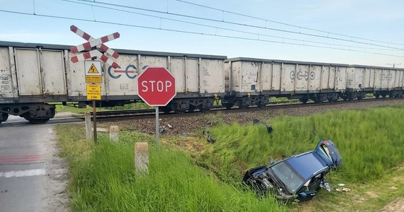 33-letni kierowca wjechał na przejeździe kolejowo-drogowym wprost pod nadjeżdżający pociąg. Na szczęście nikomu nic się nie stało. Kierowca dostał mandat w kwocie 5 tys. zł.