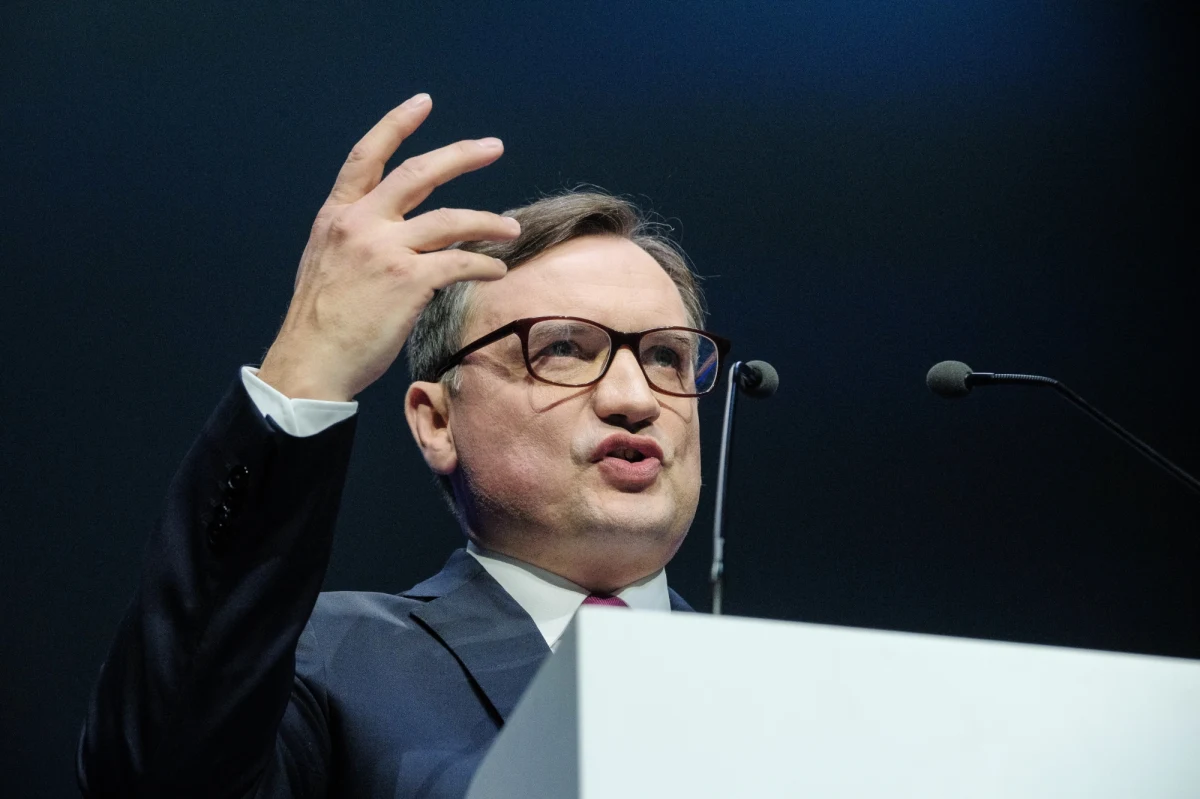 Do warszawskiego Sądu Okręgowego trafił wniosek o rejestrację zupełnie nowej partii - Suwerennej Polski - dowiedział się dziennikarz RMF FM. Tym samym jasne staje się, że ziobryści nie tyle zmieniają nazwę swojego ugrupowania, co zakładają zupełnie nowe. 