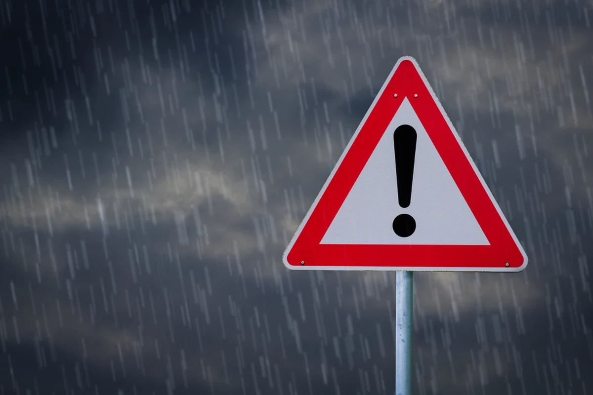 Wszyscy już zauważyliśmy zmianę pogody. Jest chłodniej niż w weekend, słońce nie przebija się przez grubą warstwę chmur. Mamy też do czynienia z obfitymi opadami deszczu. Taka nieprzyjemna - według synoptyków - utrzyma się przynajmniej do czwartku.