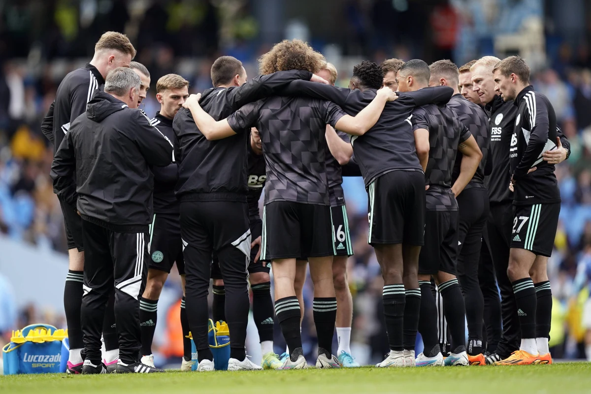 Siedem lat temu doszło do jednej z największych sensacji w historii angielskiej Premier League. Drużyna Leicester City wywalczyła mistrzostwo, zostawiając za plecami większych i bogatszych rywali. Teraz okres sukcesów dobiega końca, a zespół „Lisów” broni się przed spadkiem z ligi. Wieczorem trzeba będzie walczyć o punkty z Liverpoolem.