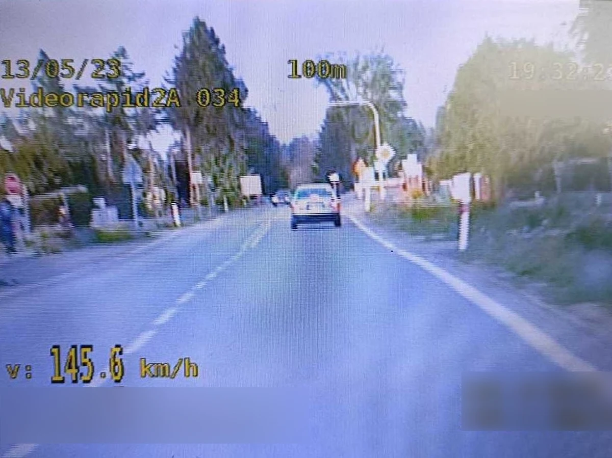 Kierowca audi pędził w obszarze zabudowanym 145 km/h. Do zdarzenia doszło w Trzcinicy (woj. podkarpackie). Mężczyzna otrzymał wysoki mandat. Zostało mu także zatrzymane prawo jazdy. 