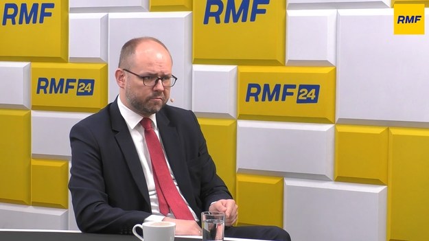 "Z całą pewnością będą podejmowane działania dyplomatyczne" - zapewnił w Porannej rozmowie w RMF FM szef prezydenckiego Biura Polityki Międzynarodowej Marcin Przydacz, odnosząc się do pytania o reakcję polskich władz w sprawie znalezienia w lesie pod Bydgoszczą rosyjskiej rakiety Ch-55. "Pan prezydent będzie dziś rozmawiał z sekretarzem generalnym NATO, jesteśmy też w kontakcie z naszymi amerykańskimi sojusznikami" - dodał.