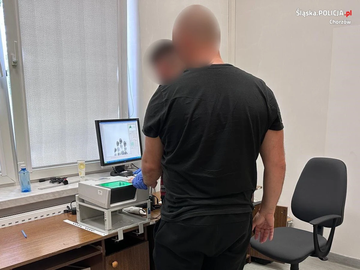 Policjanci z Chorzowa (woj. śląskie) zatrzymali 42-latka, który szantażował kierowców. Mężczyzna rejestrował wykroczenia popełniane przez kierowców, a następnie żądał od nich pieniędzy, grożąc, że zgłosi ich przewinienia drogowe.