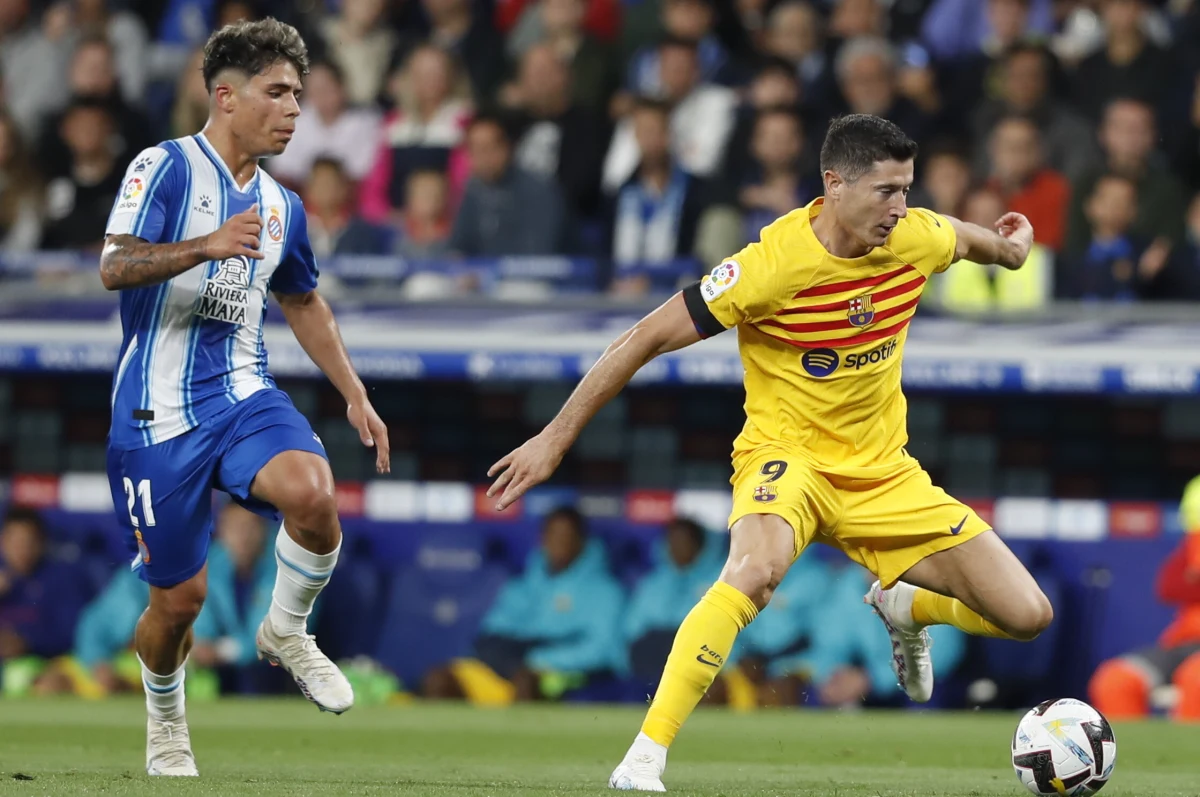 Hiszpańskie media nie szczędzą pochwał dla Roberta Lewandowskiego. Dziennikarze zauważają, że Polak walnie przyczynił się do zdobycia przez Barcelonę tytułu piłkarskiego mistrza Hiszpanii. Zaznaczają, że w przeszłości tylko czterech napastników miało równie udany pierwszy sezon w barwach tego klubu.