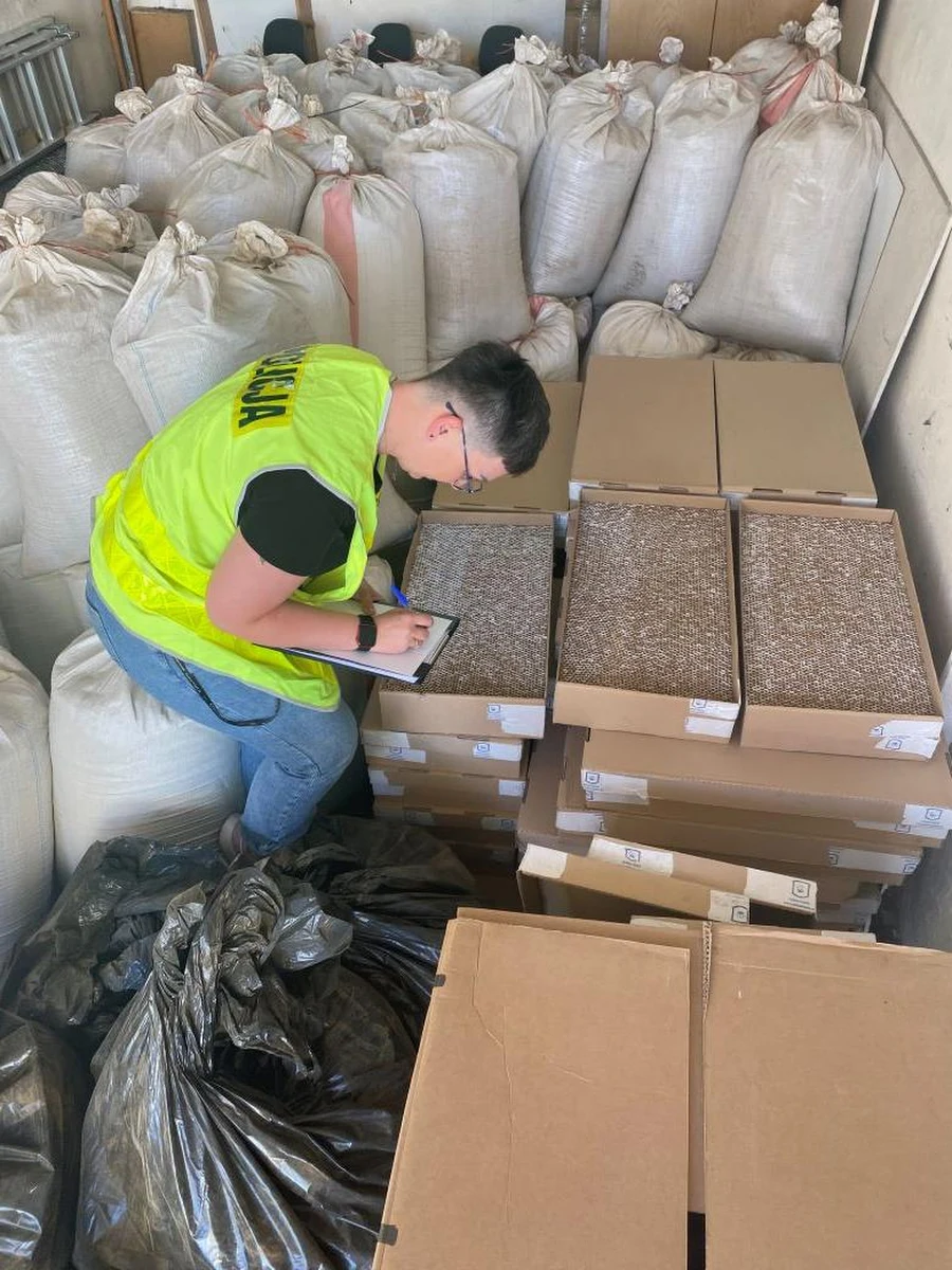 Policjanci ze Sztumu przejęli 2 tony krajanki tytoniowej i papierosy bez polskich znaków akcyzy. Gdyby trafiły one do sprzedaży, Skarb Państwa straciłby 1,3 mln złotych.

