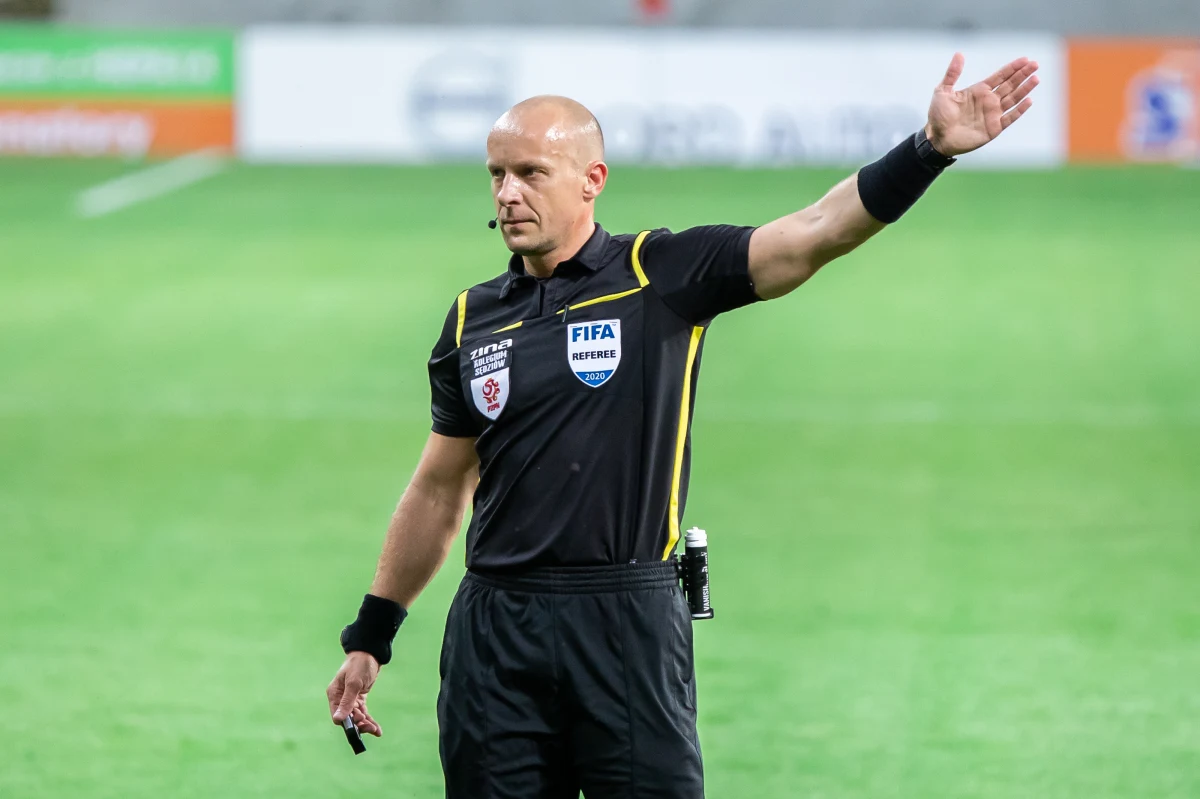 Szymon Marciniak będzie w środę arbitrem głównym rewanżowego meczu półfinałowego piłkarskiej Ligi Mistrzów między Manchesterem City a Realem Madryt - poinformowała UEFA.